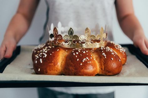 5 Brioches Fit for a Queen King Cake Tradition, Kings Bread, Three Kings Day, Leave Cookies, Bakers Yeast, St Nicholas Day, 3 Kings, Pearl Sugar, Sweet Buns