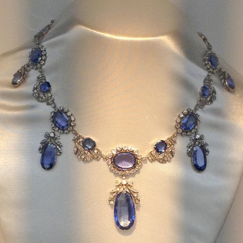 Antique Royal Jewelry, Royal Jewels Necklace, Royal Jewels Aesthetic, Gold And Sapphire Necklace, Royal Jewelry Necklace, Vintage Royal Jewelry, Sapphire Jewelry Aesthetic, Royal Jewelry British, Sapphire Aesthetic