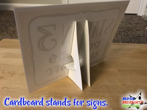 How To Make Poster Board Stand Up, Diy Poster Stand Display, Diy Poster Stand, Cardboard Stand Diy, Diy Cardboard Stand, Diy Sign Holder, Diy Poster Frame, Cardboard Picture Frames, Cardboard Stand