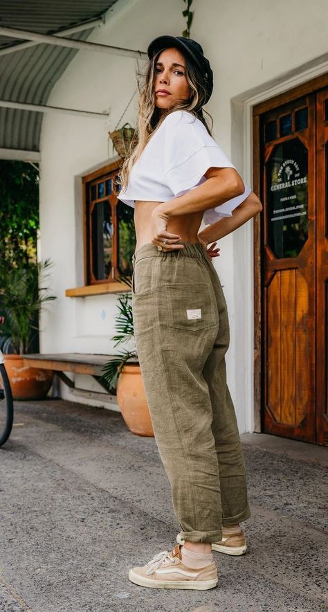 Green Linen Pants Outfit, Baggy Linen Pants, Green Linen Pants, Fluid Fashion, Linen Pants Outfit, Look Boho Chic, Everyday Pants, Gender Fluid, Do It Better