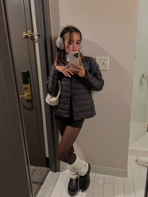 Wireless Headphones Outfit, Sony Headphones Aesthetic Outfit, Outfits With Beats Headphones, Big Headphones Outfit, Beanie And Headphones Outfit, Silver Beats Headphones Outfit, Styling Headphones, Headphones Aesthetic Beats, White Headphones Outfit