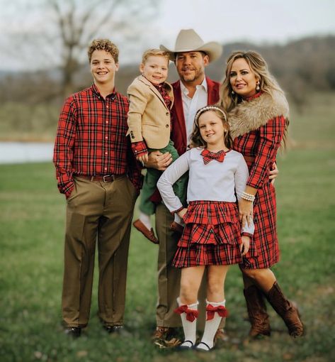 Family Photo Buffalo Plaid, Christmas Theme Family Outfits, Tartan Family Christmas Pictures, Red Flannel Family Pictures, Plaid Family Photos, Family Pictures Christmas, Fancy Christmas Outfit, Stage Aesthetic, Christmas Family Pictures