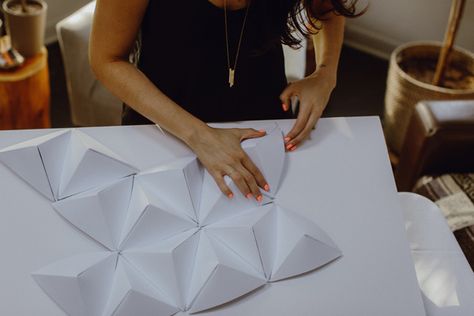 DIY geometric paper backdrop - photo by Megan Saul Photography http://ruffledblog.com/diy-geometric-paper-backdrop Paper Backdrop Diy, Photography Diy Backdrops, Diy Backdrops, Backdrops Wedding, Origami Wall Art, Geometric Backdrop, Photography Backdrops Diy, Backdrop Diy, Photography Diy