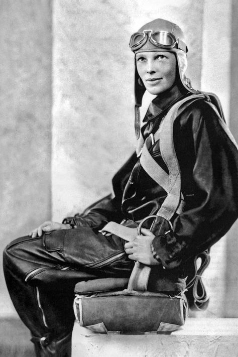 Amelia Airheart, Amelia Airhart, Amelia Earhart Picture, Ww2 Women, Bark At The Moon, Flight Outfit, Military Photography, Fashion Decades, Aviators Women