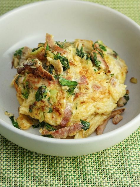 Chinese Omlet Recipes, Savoury Egg Recipes, Unique Omelette Recipe, Egg Fu Yung Recipe, Asian Omelette Recipes, Asian Style Breakfast, Chinese Omelette Recipe, Egg Foo Yung Recipe Chinese, Chicken Omelette Recipe