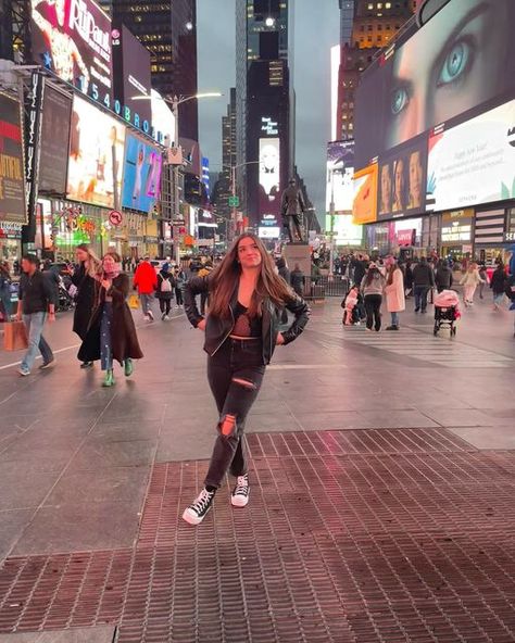 Times Square Pictures Ideas, New York Instagram Pictures, City Aesthetic Outfit, New York Picture Ideas, Nyc Picture Ideas, Nyc Photoshoot Ideas, City Summer Outfits, New York Photo Ideas, New York City Times Square