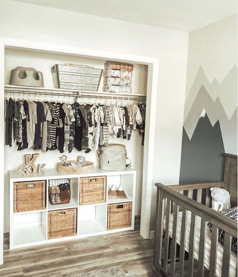 Modern Baby Room, Baby Nursery Closet, Gender Neutral Baby Nursery, Baby Nursery Diy, Baby Mobil, Baby Room Organization, Baby Room Themes, Small Nurseries, Parents Room