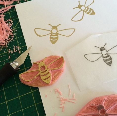 Bee Stamp Design, Bee Block Print, Hand Carved Stamps Diy, Block Printing Diy, Bee Stamp, Eraser Stamp, Gelli Printing Art, Hand Carved Rubber, Linoleum Print