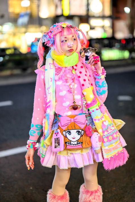 The Best Japanese Street Style From TOKYO FASHION WEEK 2024 Autumn/Winter! DAY ONE 90s Harajuku Fashion, Decora Kei Outfits, Decora Fashion Outfits, Decora Kei Fashion, Harajuku Outfit, Japanese Street Style, Decora Harajuku, Harajuku Decora, Harajuku Street Style