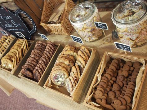 Rosie's Cookie Box Market Stall with rustic wooden boxes, crates, hessian tablecloths and chalkboard signs. http://www.rosiescookiebox.com/ Crates Display Ideas, Cookie Stall Display Ideas, Cookies Display, Baked Goods Market Stall, Cookie Stand Farmers Market, Bakery Stall Display, Cookie Table Display Ideas, Cookie Stand Display Farmers' Market, Bake Sale Displays