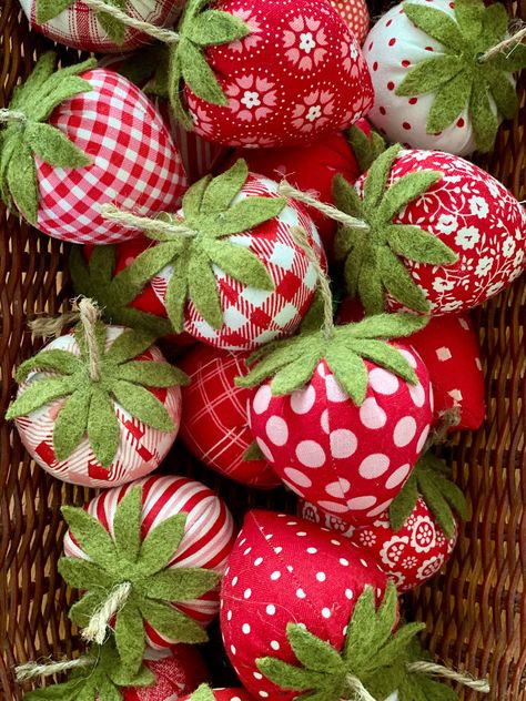 Fabric Crafts No Sew, Diy Strawberry Decorations, Spring Sewing Projects, Strawberry Crafts, Simpul Makrame, Pin Cushions Patterns, Scrap Fabric Crafts, Small Sewing Projects, Creation Couture