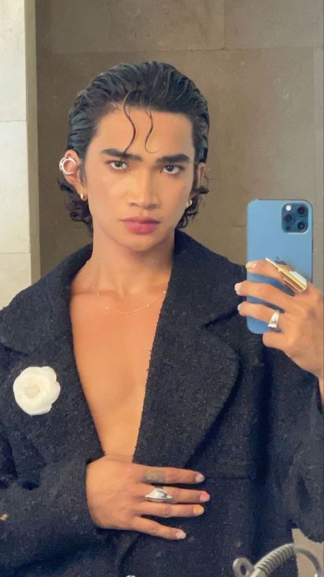 Prom Hairstyles Men, Wet Hair Look Men, Queer Fashion Guys, Pride Photography, Wet Look Hair, Bretman Rock, Gender Euphoria, Rock Hairstyles, Youtuber Dr