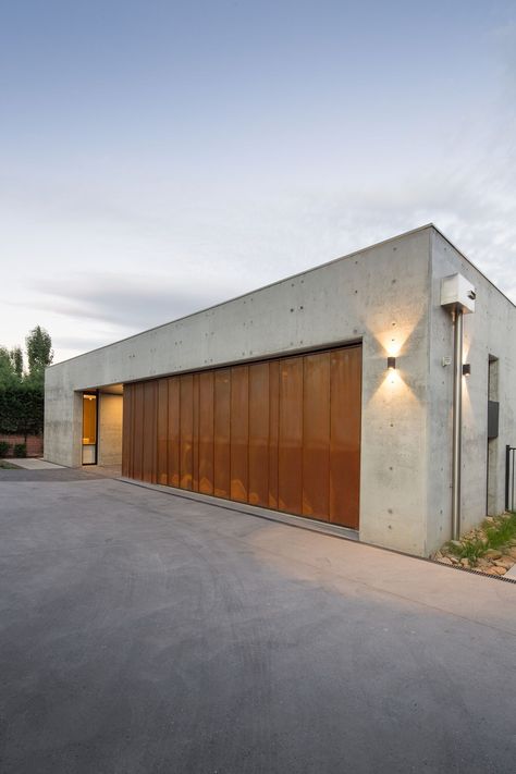 Banks-Street-Yarralumla - corten garage and concrete. Builder Ross Catoi,  Full Circle Constructions. Architect - Collins Caddadye . Interior Design Minimalist, Concrete Facade, Concrete Architecture, Garage Door Design, Concrete Home, Concrete Building, Concrete House, Minimalist House Design, Minimalist Furniture