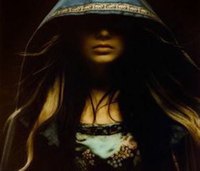 Mysterious Hooded Woman | ... ,long,hair,mysterious,silk,woman-6884eec77ed2e2940d9363b8f2846c98_m Arte Horror, Story Inspiration, Book Inspiration, Steam Punk, The Villain, Mad Hatter, Cloak, Fantasy World, Dark Art