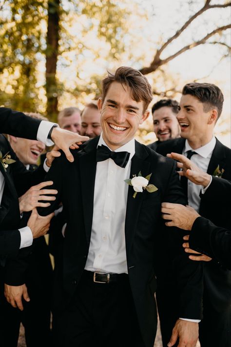 Groomsmen Black Suit, Black Suit Groomsmen, Black Tux Groomsmen, Grooms Poses, Groomsmen Shots, Black Groomsmen Suits, Black Tux Wedding, Groomsmen Wedding Photos, Groomsmen Pictures