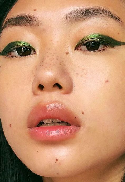 Green Metallic Makeup, Metallic Green Eyeshadow, Metallic Eyeshadow Looks, Green Make Up, Metallic Eye Makeup, Editorial Make-up, Green Eyeliner, Metallic Makeup, Peach Lips