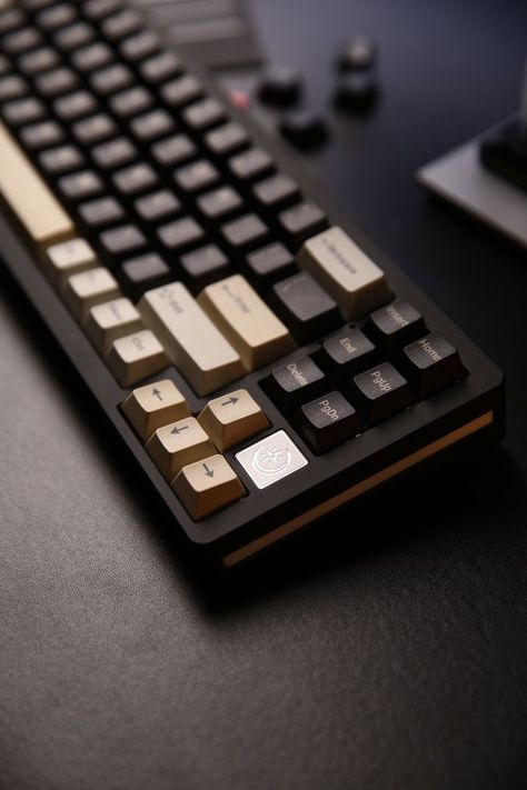 【Hot Swap Gasket Mount Keyboard】Elevte typing experience with AL71, which utilizes a high-quality gasket material to absorb vibrations and eliminate any noise.The gaming keyboard supports 3-pin and 5-pin mechanical switches.Equipped with poron sandwich foam,poron socket foam,PET sound pads,and PBT keycaps,the solid 65% keyboard provides exceptional pleasant typing feeling,ideal for professionals who demand custom keyboard fun,superb quality,and top comfort. Mechanical Keyboard Aesthetic, 65 Keyboard, Keyboard Aesthetic, Custom Mechanical Keyboard, Custom Keyboard, Pbt Keycaps, Pet Sounds, Gaming Keyboard, Crystal White