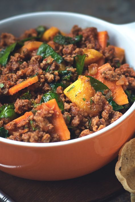 Try this quick spinach and sweet potato curry recipe with Quorn Mince, onion, baby spinach, mango, ginger and sweet potato topped with fresh coriander. Vegetarian Chilli Con Carne, Spinach And Sweet Potato, Spinach Sweet Potato, Mince Dishes, Quorn Recipes, Potato Curry Recipe, Indian Meals, Sweet Potato Curry, Sweet Potato Spinach