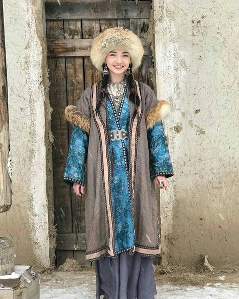 Kazakh woman in traditional dress - 9GAG Kazakh Clothing, Mongolian Traditional Clothing, Ethno Style, National Clothes, National Dress, Poses References, Fantasy Costumes, Folk Costume, Traditional Dress