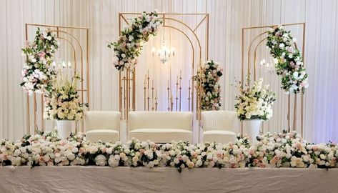 White Background Wedding Stage, Simple Wedding Stage Decorations Indian, Engagement Background Decoration Simple, Wedding Stage Decorations Elegant Classy, Nikka Decor, Wedding Stage Design Indian, White Backdrop Wedding, Wedding Reception Backdrop Elegant, Asian Wedding Stage