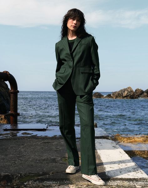 Queer Cocktail Attire, Dark Green Suit Women, Women Suits Wedding Guest, Plus Size Masc, Suits Wedding Guest, Green Suit Women, Dark Green Suit, Bridesmaid Suits, Grad Outfits