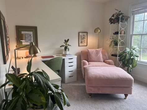 Office with white large desk, pink cozy lounge chaise, plants, and art Chaise In Office, Home Office With Reading Area, Small Office With Chaise Lounge, Home Office Lounge Chair, Office And Reading Room Combo, Craft Reading Room, Office Couch Bed, Small Couch In Office, Bedroom With Desk And Couch