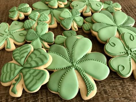 Four leaf clovers! Enough good luck for everyone. Four Leaf Clover Decorated Cookies, Four Leaf Clover Cookies Royal Icing, Irish Cookies Decorated, 4-h Cookies Decorated, Irish Sugar Cookies, Four Leaf Clover Cookies, Saint Patrick Cookies, Clover Cookies Decorated, Shamrock Decorated Cookies