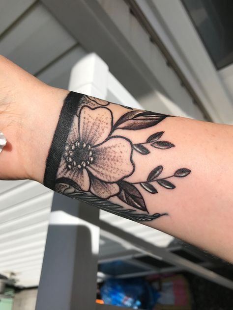 Ankle Band Tattoo, Wrist Band Tattoo, Cover Up Tattoos For Women, Tato Tradisional, Wrist Bracelet Tattoo, Wrist Tattoo Cover Up, Cuff Tattoo, Cool Wrist Tattoos, Flower Wrist Tattoos