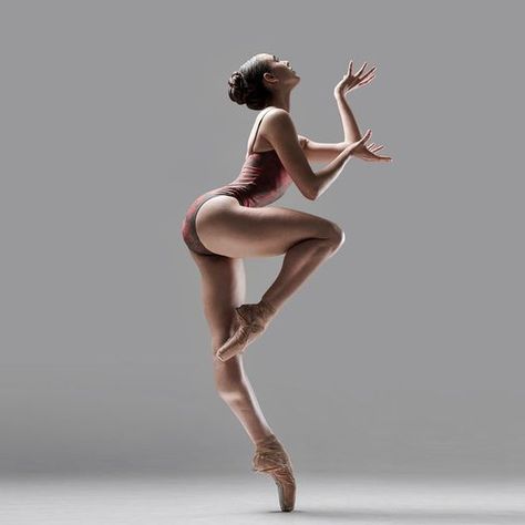 Maria Instagram, Ballerina Poses, Art Ballerina, Ballet Dance Photography, Dancers Body, Dance Picture Poses, Dancer Pose, Dance Photography Poses, Gymnastics Poses