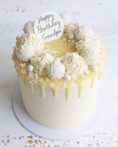 White Chocolate Cake Decoration, Rugby Birthday Cake, Rafaelo Cake, Coconut Cake Decoration, Buttercream Drip, Raffaello Cake, Lemon Birthday Cakes, Almond Coconut Cake, Rugby Birthday