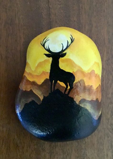 Deer Rock Painting, Deer Painted Rocks, River Stones Crafts, Acrylic Painting Rocks, Spiderman Cookies, Rock Animals, Dolphin Painting, Diy Rock Art, Painted Rock Animals