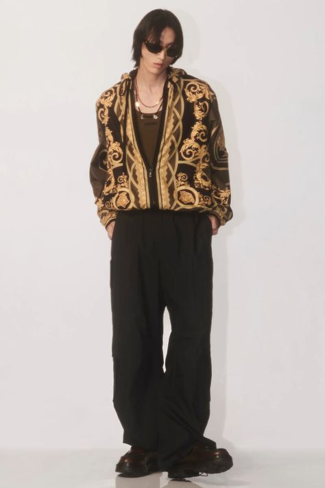 Versace Pre-Fall 2024 Menswear Fashion Show | Vogue Male Model Outfits, Couture Menswear, Versace Suit, 2024 Menswear, Versace Runway, Classy Outfits Men, High School Outfit, Donatella Versace, Menswear Fashion Show