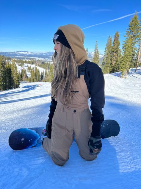 Ski Outfit Ideas Women, Snowboarding Aesthetic Women, Women’s Snowboard Outfits, Snowboarding Outfit 2023, Women Skiing Outfit, Women’s Snowboarding, Snowboarding Aesthetic Outfits, Cute Snowboard Outfits, Womens Skiing Outfits