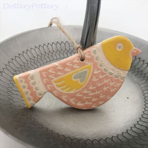 Pottery Birds Ideas, Ceramic Bird Ornaments, Ceramic Birds Pottery, Clay Bird Ornaments, Clay Birds How To Make, Air Dry Clay Birds, Spring Pottery, Bird Clay, Cute Pottery