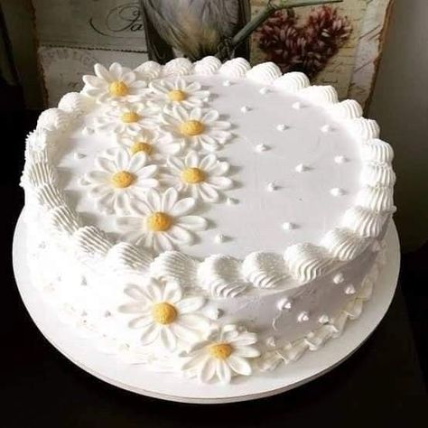 Simple Round Cake Designs, Simple Cake Design, Tårta Design, Cakes Decorated, Cake Cute, Daisy Cakes, Cake Decorating For Beginners, Cake Simple, Buttercream Cake Decorating