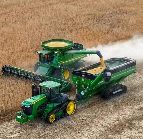 John Deere Tractors Pictures, Tractor Barn, John Deere Tractors Farms, John Deere Combine, Diesel Trucks Ford, Farming Technology, Tractor Photos, Raising Farm Animals, Tractor Pictures