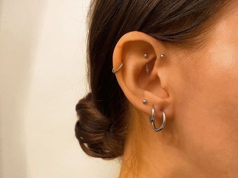 Ear Piercings Design, Ohrknorpel Piercing, Types Of Ear Piercings, Cool Ear Piercings, Pretty Ear Piercings, Cute Ear Piercings, Cute Piercings, Types Of Piercings, Eyebrow Piercing