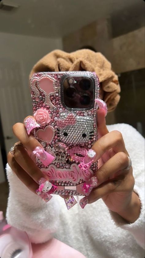 What yall think about this Bling Phone Cases Diy, Things To Buy At Costco, Stile Kylie Jenner, Images Hello Kitty, Hello Kitty Phone Case, Bling Phone Cases, Pink Lifestyle, Hello Kitty Accessories, Girly Phone Cases