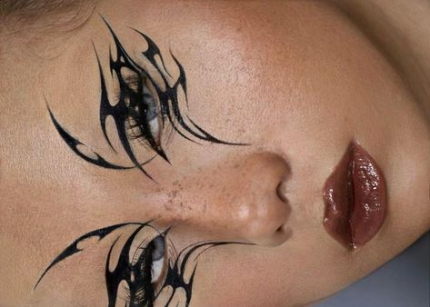 Black Graphic Liner Ideas, Gothic Graphic Eyeliner, Goth Graphic Liner, Manic Makeup, Dark Fairy Makeup, Dragon Makeup, Eyeliner Ideas, Bright Eye Makeup, Face Art Makeup