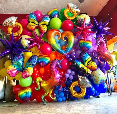 Pride Balloon Wall Pride Parade Decorations, Pride Photobooth Ideas, Mylar Balloon Wall, Pride Balloon Arch, Pride Event Decor, Pride Window Display, Pride Balloons, Pride Float, Parade Float Diy