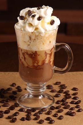 Coffee Milkshake, Making Whipped Cream, Café Mocha, Chocolate Milkshake, Dairy Drinks, Chocolate Caliente, Eating Tips, Vegetable Drinks, Irish Recipes