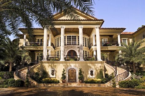 Italian Mansions Luxury, Landgraab Mansion, Mediterranean Mansion Exterior, Italian Style Mansion, Italian Mansion Exterior, Italian Architecture Homes, Decorating Bible, Modern Italian Villa, Italian Mansions