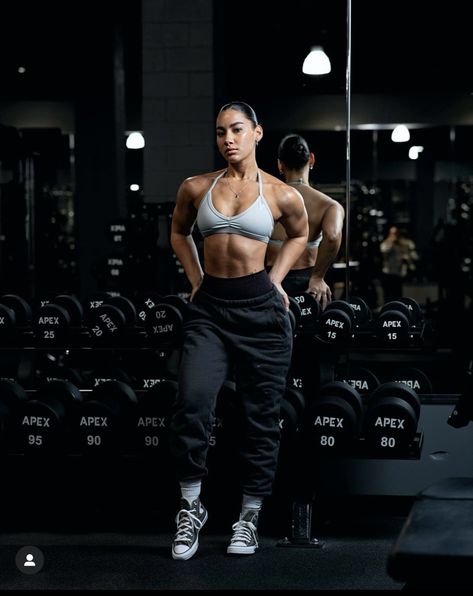 Gym Girl Posing Ideas, Poses Gym Mujer, Fitness Photoshoot Ideas Gym, Body Builder Women, Front Poses, Gym Photoshoot Women, Gym Photography Women, Outfits Academia, Hoodie Photoshoot