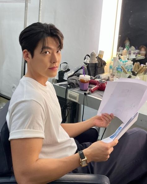 Actor Kim Woo-bin showed off his muscular body. Kim Woo Bin Heirs, Kim Wo Bin, Ma Dong Seok, Dong Seok, Beautiful Arms, Girls With Black Hair, Arm Muscles, Woo Bin, Kim Woo Bin