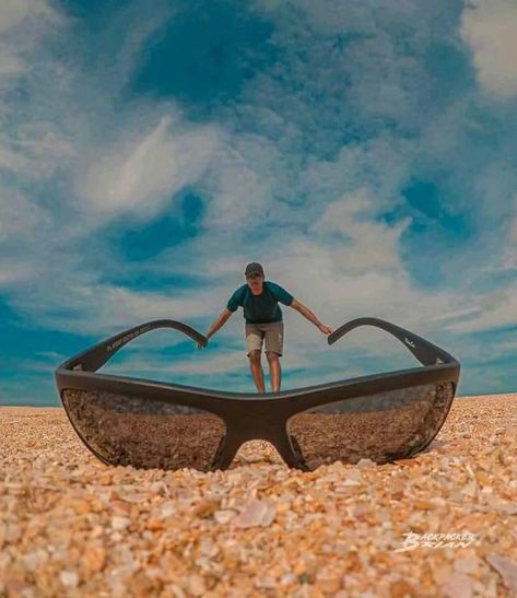 Forced Perspective Photography, Perspective Pictures, Illusion Photography, Perspective Photos, Film Photography Tips, Perspective Photography, Digital Art Photography, Friend Pictures Poses, Photography Shoot