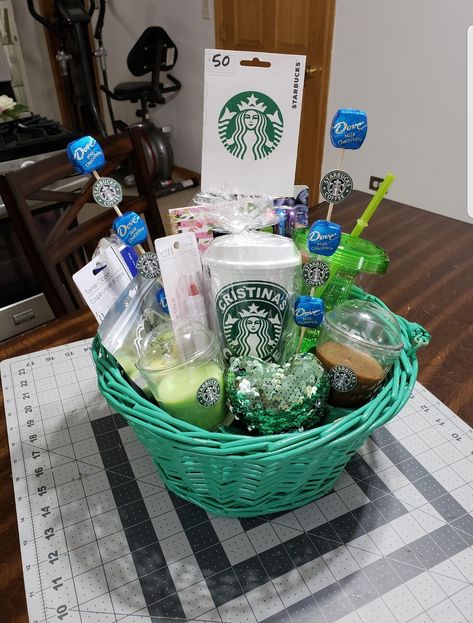 DIY gift basket Starbucks / Teenagers gift basket Random Gift Basket Ideas, Starbucks Gift Basket Ideas Diy, Glam Basket Gift Ideas, Office Basket Gift Ideas, Starbucks Themed Gift Basket, Bath And Body Works Basket Ideas, Bath And Body Works Raffle Basket, Birthday Basket For Coworker, Basket Party Baskets Ideas