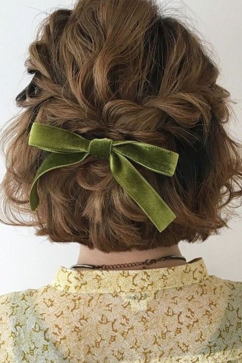 The Light Academia aesthetic is soft, feminine, and effortlessly chic. Here are 35 amazing Light Academia hairstyles you're sure to love. Light Academia Hair, Light Academia Hairstyle, Academia Hairstyles, Dark Academia Hairstyle, Dyed Pixie Cut, Dark Academia Hair, Academia Hairstyle, Side Braid Ponytail, Feminine Hairstyles