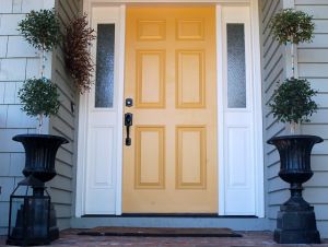 Benjamin Moore Stuart Gold Paint – Front Door | Leslie Knox Design & The Art of Style Front Door Colors Benjamin Moore, Yellow Front Door Colors, Yellow Front Door, Yellow Front Doors, Grey Siding, Painting Shutters, Yellow Door, Door Colors, House Door