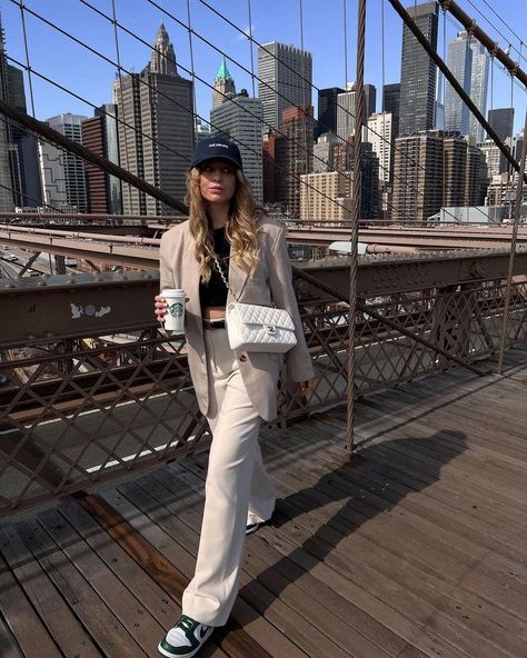 Chloé Allain, New York Outfits Spring, New York Photo Ideas, Nyc Ootd, New York Aesthetic Outfits, Places In Nyc, Nyc Pics, New York City Pictures, Nyc Spring