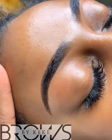 Waxed Eyebrows Black Women, Brow Tint Black Women, Eye Brows Tinting, Eye Brow Tint Black Women, Black Esthetician Aesthetic, Eyebrow Tinting Black Women, Tinted Eyebrows Black Women, Brow Tech Aesthetic, Waxed Brows